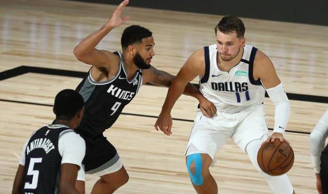  东契奇生涯首个60+三双，独行侠加时险胜马刺  