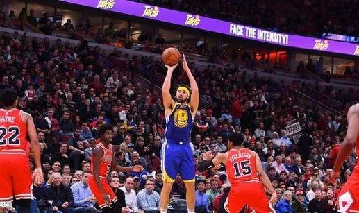  库里单场14记三分破纪录，勇士狂胜雷霆53分  