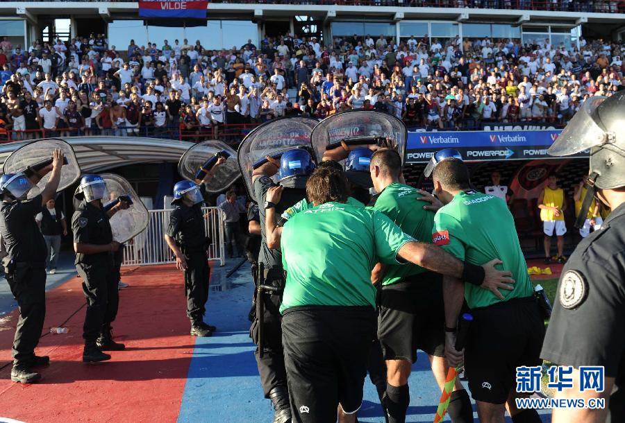  科隆球迷冲突导致比赛中断  